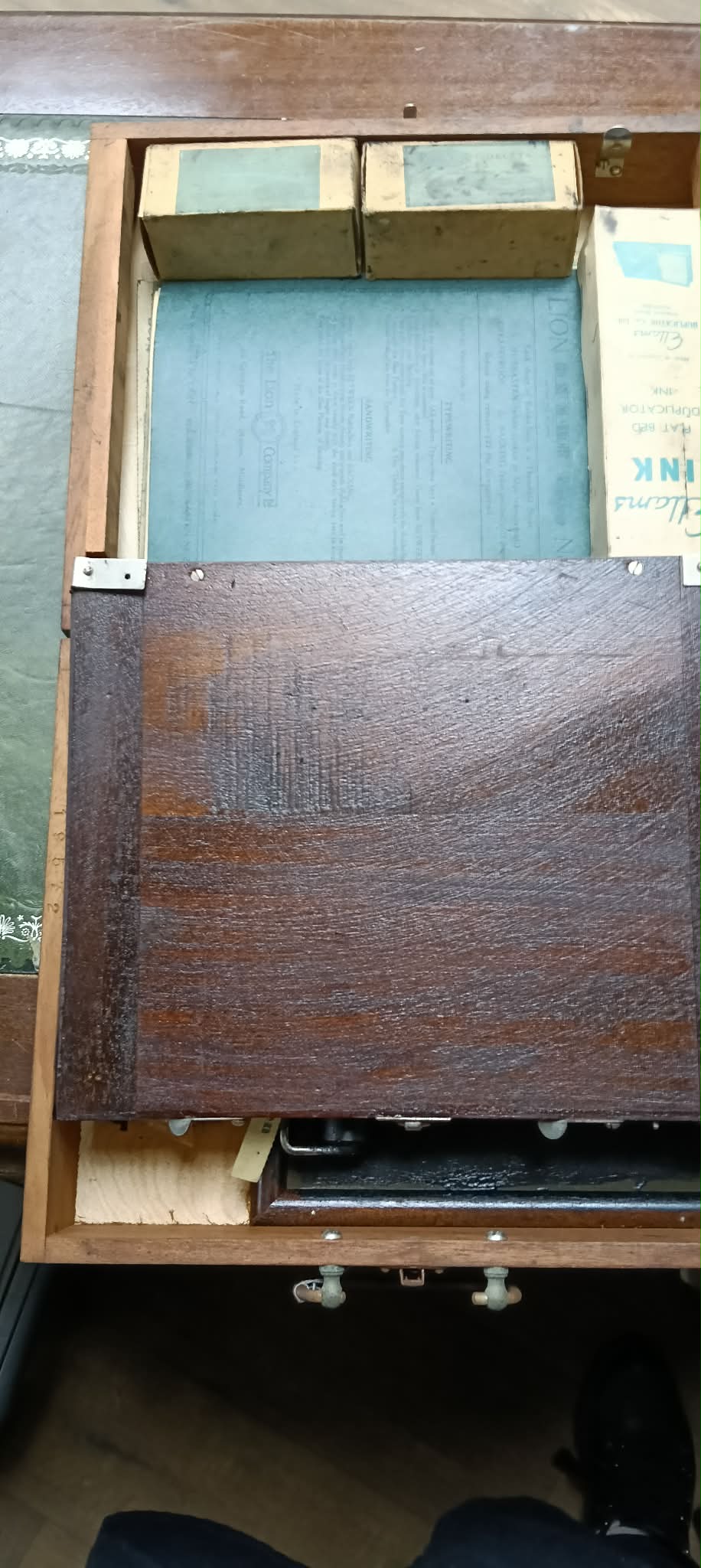 Vintage Lion Menucator print box