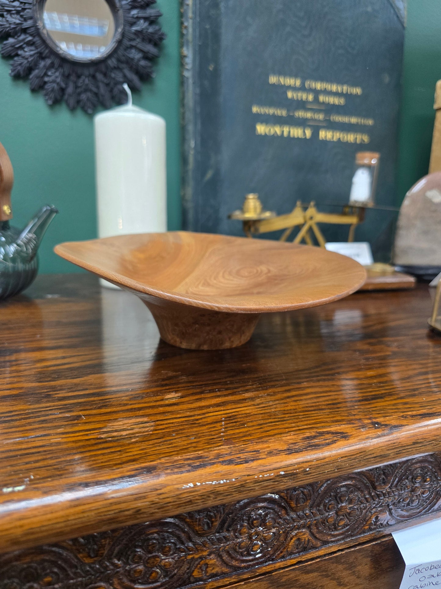 Hand turned wooden bowl - Walnut Burr