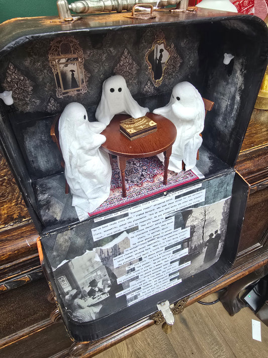 'The Seance' by Oddly Harriet