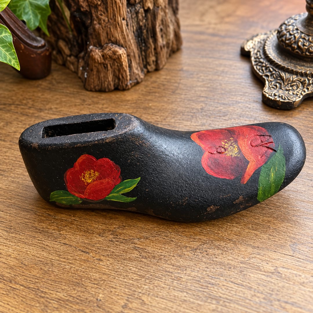 Hand decorated shoe last by Millie